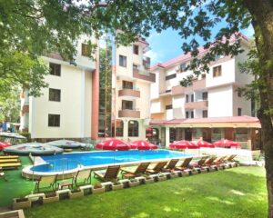 На море на 70м. от плажа в Китен! Нощувка на човек със закуска и вечеря + басейн от хотел Сигма***