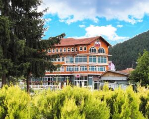 Нощувка на човек със закуска, обяд* и вечеря + вътрешен минерален басейн в хотел Сарай, до Велинград