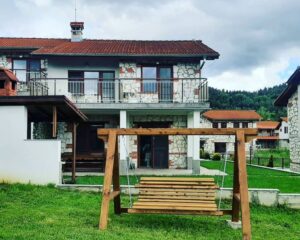 Нощувка в самостоятелна къща с капацитет до 11 човека + външно джакузи от Къщи за гости Илиеви, Цигов Чарк