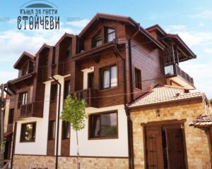 Нощувка на човек със закуска и вечеря в Къща за гости Стойчеви, Добринище