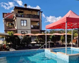 Релакс в Стрелча с гореща минерална вода! Нощувка на човек със закуска и вечеря + минерален басейн, сауна и джакузи в Митьовата къща