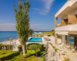 5 дни със закуска за двама през юни 2026 в Niki Beach Hotel