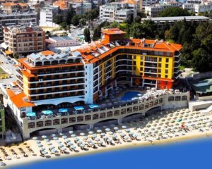 Ранни записвания за море 2025 на първа линия в Несебър! Нощувка на човек със закуска + басейн в хотел Мираж***