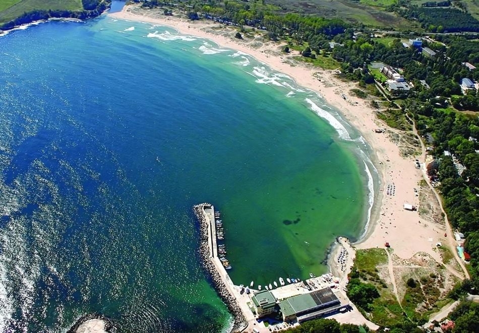 Лято 2025 на метри от плажа в Китен. Нощувка на човек със закуска, обяд и вечеря в Почивна база Средец