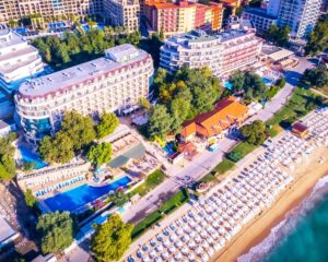 Майски празници на ПЪРВА ЛИНИЯ в Златни пясъци! 3 или повече нощувки на човек на база All inclusive + DJ програма + отопляем басейн и релакс зона в хотел Елпида Бийч****