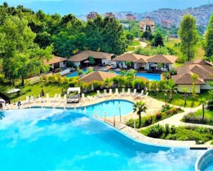 Делник в Сандански! 2+ нощувки във вила от 2 до 8 човека със закуски и вечери + минерални басейни в НОВООТКРИТИТЕ луксозни СПА вили Медите 5*. Дете до 12г. - БЕЗПЛАТНО!