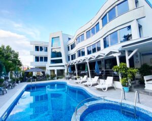 18.08 - 15.09 в Лозенец! Нощувка на човек със закуска и вечеря + басейн и паркинг в Семеен хотел Ариана