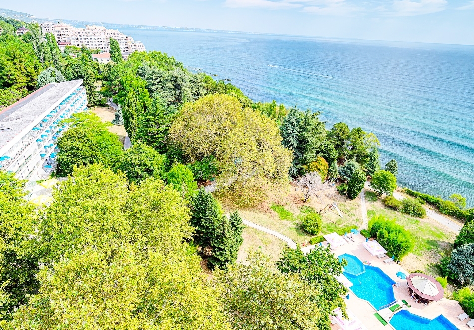 Море 2025 на първа линия в Златни Пясъци. Нощувка на човек със закуска и вечеря + напитки в хотел Журналист