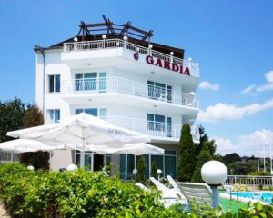 Море 2025 в  Златни пясъци на ТОП цени! Нощувка на човек със закуска и вечеря + басейн и паркинг в Семеен хотел Гардия, местност Чайка