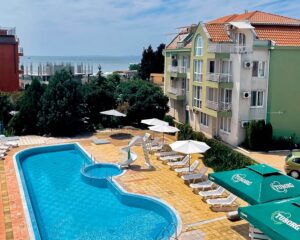 На 50м. от плажа в Равда! Нощувка на човек + басейн от Минт Фемили Хотел.