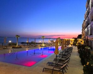 На първа линия в Оникс апартаменти, Свети Влас! Нощувка за ТРИМА в апартамент + басейн и паркинг