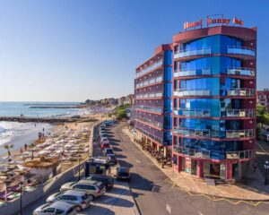 На ПЪРВА линия в Поморие! Нощувка на човек в хотел Съни Бей