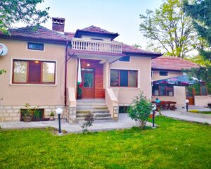 Нощувка в самостоятелна къща за 7 или 13 човека от Къщи за гости Маарата, с. Крушуна