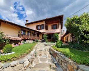 Нощувка на човек или наем на цяла къща с капацитет 14 човека в къщи за гости Колорит, Копривщица