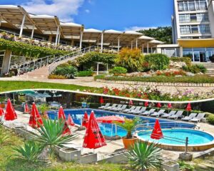 Ранни записвания за море 2025! Нощувка на човек на база All inclusive + басейн и паркинг в хотел Нептун, к.к. Константин и Елена