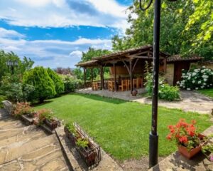 Нощувка в къща с капацитет до 23 човека + ползване на механа и барбекю от Зарковата къща, Жеравна.