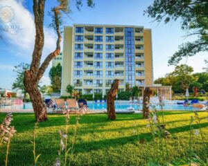 Нощувка на човек на база All Inclusive + шезлонг и чадър на плажа + безплатен вход за Аквапланет Приморско от Перла Роял*****, Приморско