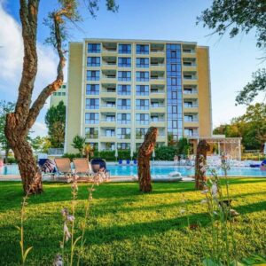 Нощувка на човек на база All Inclusive + шезлонг и чадър на плажа + безплатен вход за Аквапланет Приморско от Перла Роял*****, Приморско