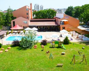 На 100м. от плаж Атлиман! Нощувка на човек на база All inclusive + басейн в хотел Нева, Китен