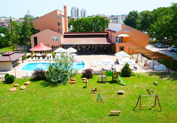 На 100м. от плаж Атлиман! Нощувка на човек на база All inclusive + басейн в хотел Нева, Китен