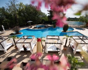 Златна възраст 55+! Нощувка за ДВАМА на база All Inclusive + басейни, сауна и парна баня от хотел Аполо Спа Ризорт, Златни Пясъци. Дете до 11.99г. БЕЗПЛАТНО!