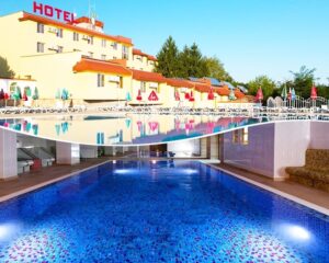 Нощувка на човек със закуска + басейн с минерална вода и релакс център в Комплекс Зорница, Казанлък