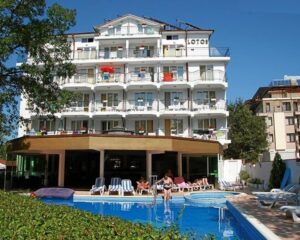 Нощувка на човек със закуска и възможност за вечеря + басейн в хотел Лотос, Китен до плаж Атлиман