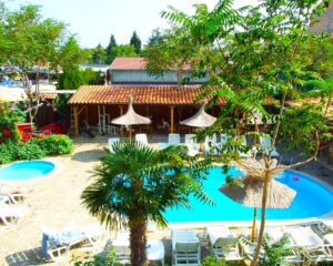 Цяло лято в Равда! Нощувка или нощувка със закуска на човек + басейн в хотел Тропикана