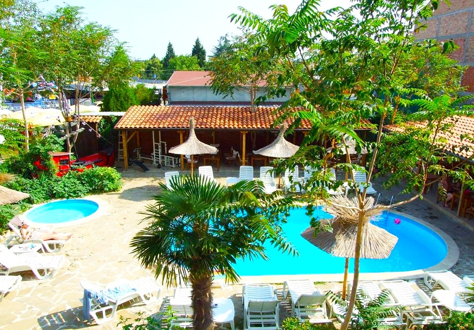 Цяло лято в Равда! Нощувка или нощувка със закуска на човек + басейн в хотел Тропикана