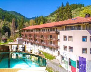 Почивка в Чепеларе! Нощувка за ДВАМА със закуска и вечеря + басейн и сауна в хотел Борика****