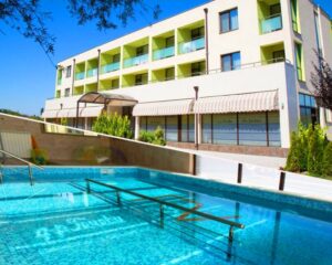 Балнео оферта за Павел Баня! Нощувка на човек със закуска и вечеря + преглед от лекар-специалист, лечебни процедури и минерален басейн от хотел-клиника Д-р Гечеви