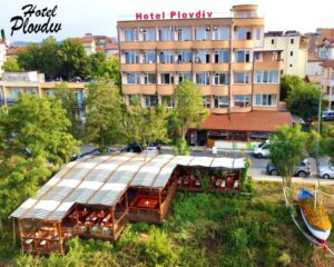 Нощувка на човек със закуска и вечеря в хотел Пловдив, Приморско