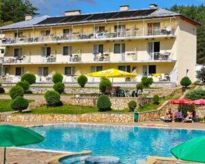 Нощувка на човек със закуска или със закуска и вечеря + басейн в хотел Зора, Велинград