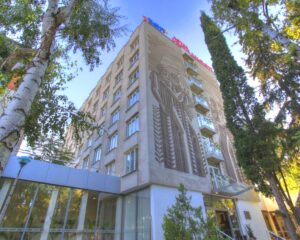 Нощувка на човек със закуска в хотел ИнтелКооп, Пловдив