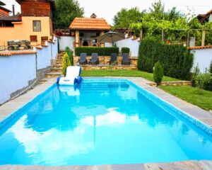 Нощувка на човек + външен минерален басейн в Къща на времето, Огняново