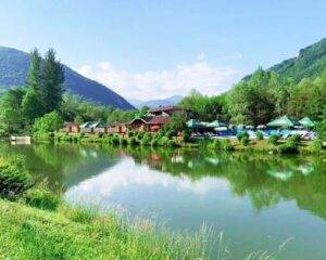 Нощувка със закуска за ДВАМА + неограничен спортен риболов и възможност за езда в комплекс Върбака