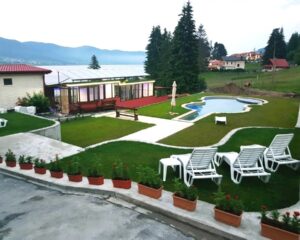 Нощувка в самостоятелна вила за 4-ма възрастни с 4 деца + външен басейн от Къща за гости Райската вода, Сърница