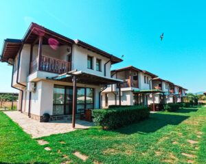 Нощувка за 5 човека в самостоятелна къща + външно топло джакузи, вътрешно джакузи и сауна от Комплекс Бендида Вилидж, Павел баня