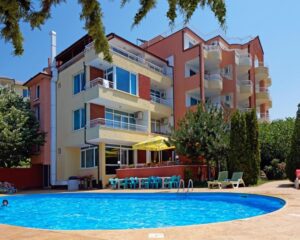 Нощувка на човек със закуска, обяд и вечеря + басейн само за 39.80 лв. в хотел Консул***, Свети Влас