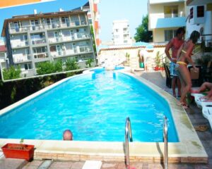 Нощувка за 2-ма, 3-ма или 4-ма + басейн в семеен хотел България, на 150м. от плажа в Приморско