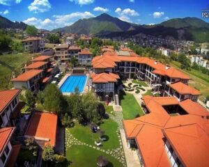 Нощувка на човек в двойна стая от самостоятелна къща със закуска и вечеря + външни термални топила и вътрешен басейн + СПА и Терма зона с минерална вода от хотел Исмена****, Девин