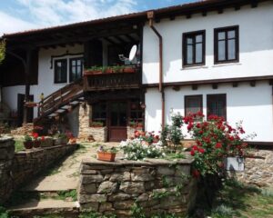 Почивка край Габрово! Нощувка на човек със закуска и вечеря и ползване на механа от Балканджийска къща, с. Живко