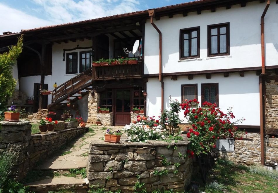 Почивка край Габрово! Нощувка на човек със закуска и вечеря и ползване на механа от Балканджийска къща, с. Живко