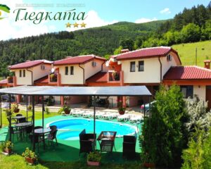 Почивка край Павел Баня! Нощувка на човек със закуска + външен басейн във Ваканционен комплекс Гледката. с Скобелево