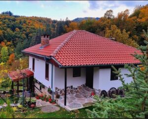 Почивка, край Трявна! Нощувка за 10 човека, настанени в самостоятелна къща + външен басейн от Къща за гости Ножери