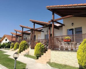 Почивка край язовир Батак! Нощувка на човек със закуска и вечеря от Вилно селище Свети Георги, Цигов Чарк