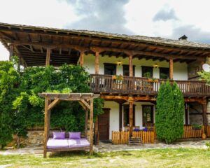 Делник в Лещен! Нощувка на човек + ползване на механа и барбекю от Къща за гости Панорама хаус