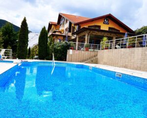 Ползване на външен минерален басейн + нощувка със закуска на човек в Семеен хотел Ардо Вел, Велинград