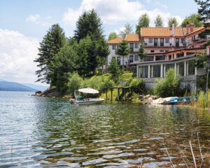 Лято на брега на язовир Доспат! Нощувка на човек със закуска или закуска и вечеря в хотел Емили, Сърница