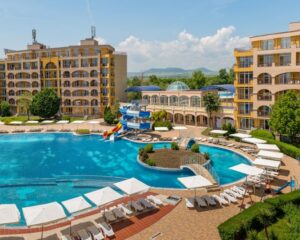 Море 2025 на първа линия в Ахелой! Нощувка на човек със закуска + басейн от апарт-хотел Мидия Фемили Резорт